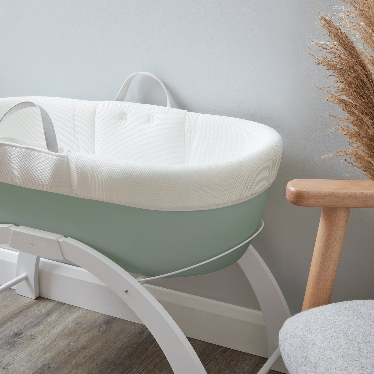 Shnuggle Dreami Moses Basket and Stand